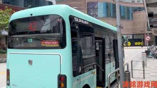 跟踪|为何yingdan小镇公交车尺寸遭举报后仍未彻底整改